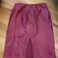 jupe de cuir rouge Danier gr 10 15$