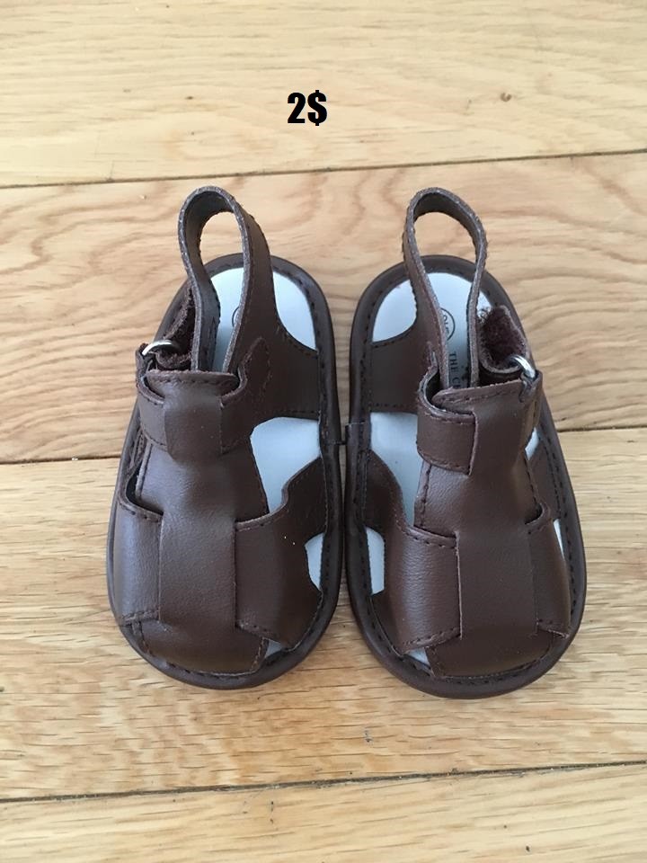 Sandale gr 6 (12 mois) 2$ 